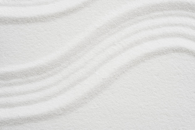 Ogród zen z wzorem linii na białym piasku w stylu japońskim Powierzchnia tekstury piasku z falowym wzorem równoległych linii Baner tła dla HarmoniiMedytacja Koncepcja podobna do Zen