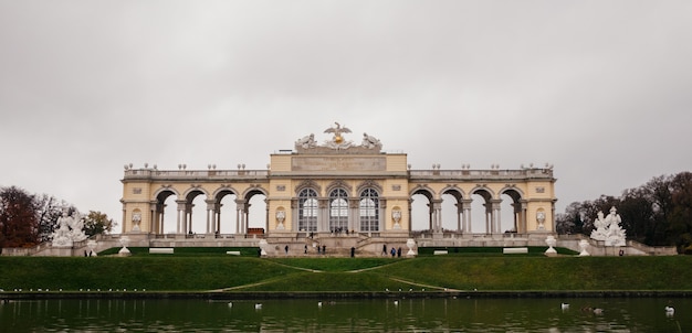 Ogrody pałacowe Schonbrunn i miasto