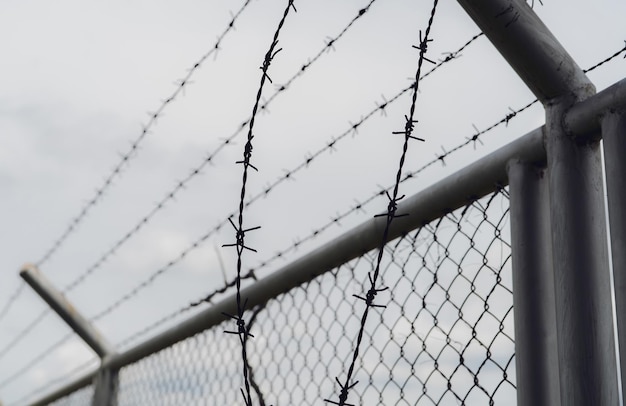 Ogrodzenie bezpieczeństwa więzienia Ogrodzenie graniczne Ogrodzenie bezpieczeństwa z drutu kolczastego Ogrodzenie więzienia z drutu brzytwy Granica