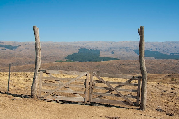 Zdjęcie ogrodzenie drewniane z tłem doliny i gór