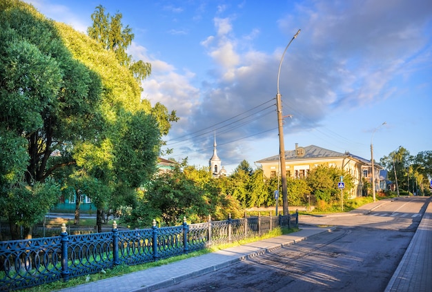 Ogrodzenie kremlowskiego ogrodu i opustoszała ulica w Wołogdzie wczesnym letnim rankiem
