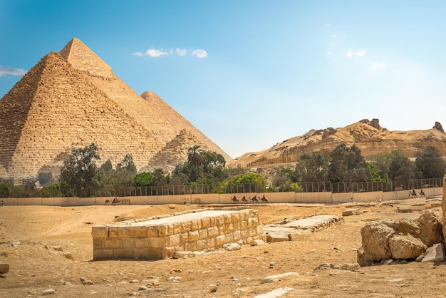 Ogrodzenie wokół wielkich piramid na pustyni w Kairze, Egipt