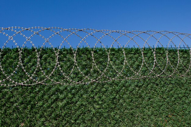 Zdjęcie ogrodzenie z drutu kolczastego do celów ochrony własności