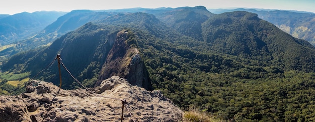 Ogromna formacja skalna pedra do bau w sao bento do sapucai stan sao paulo brazylia