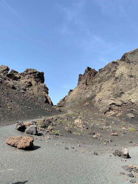 Ogromna kaldera wygasłego wulkanu pokryta czarnym wulkanicznym piaskiem wyspy Lanzarote