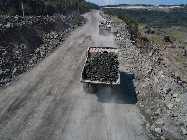 Ogromna Przemysłowa Wywrotka W Kamieniołomie Załadowanym Transportem Marmuru Lub Granitu Strzał Z Drona Z Góry