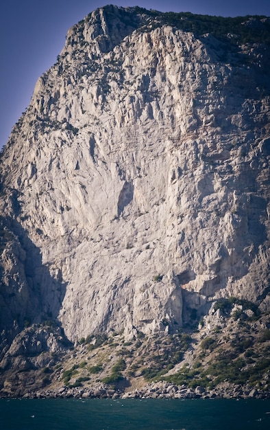 Zdjęcie ogromna skała nad morzem krym, filtr