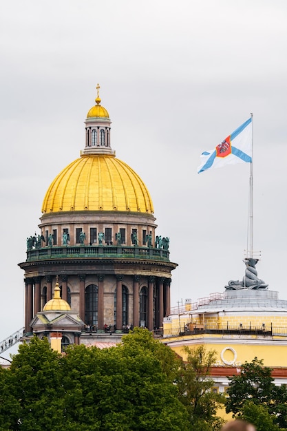 Ogromna Złota Kopuła Katedry św. Izaaka I Budynek Admiralicji Z Flagą W Petersburgu