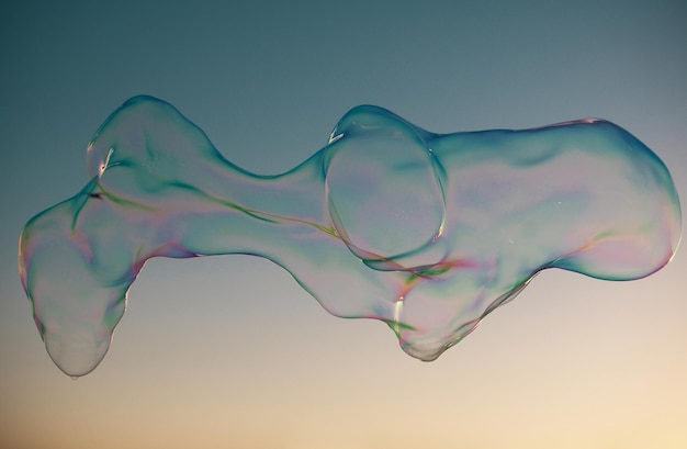 Ogromne bąbelki dmuchające duże bańki mydlane w letnich koncepcjach wolności powietrza