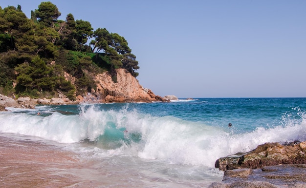 Ogromne fale uderzają o skały na plaży Fenals w Lloret de Mar w Katalonii