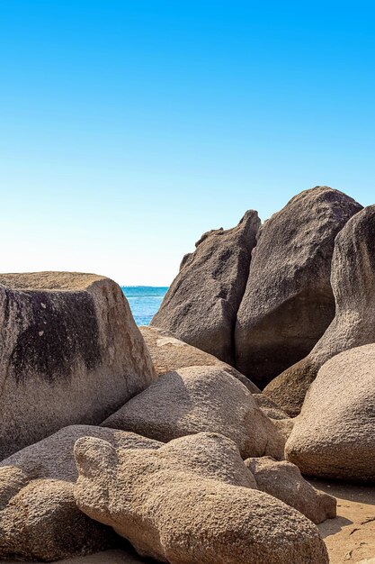 Zdjęcie ogromne skały na wybrzeżu morza południowochińskiego w worlds end park sanya china