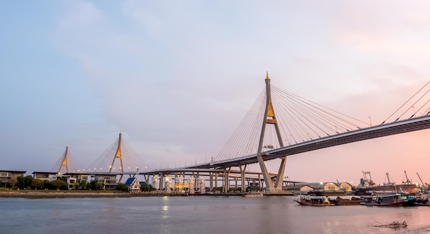 Ogromny most tajski list oznacza nazwę „Bhumiphol” przecina rzekę Chaophraya w Bangkoku wieczorny zmierzch niebo