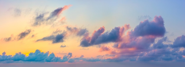 Ogromny panoramiczny widok na zachód słońca wschód słońca niebo zachód słońca z kolorowymi chmurami długa panorama przycinaj it