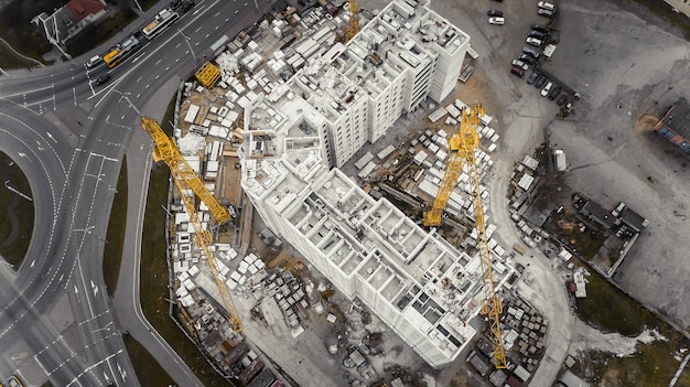 Ogromny widok na plac budowy z góry z dronem