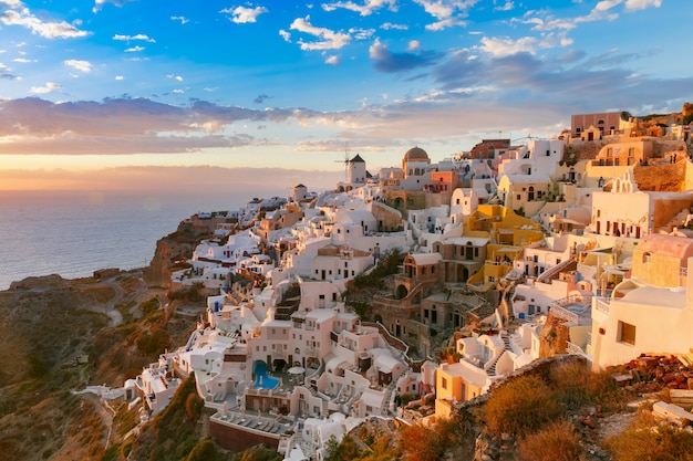 Oia lub Ia o zachodzie słońca, Santorini, Grecja