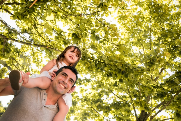 Zdjęcie ojca dnia pojęcie z rodziną outdoors