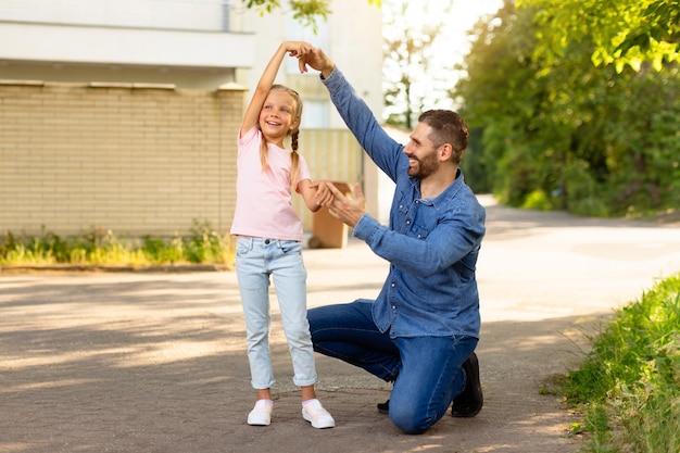 Ojciec córka Waltz szczęśliwy kochający tata i jego dziecko dziewczyna taniec na świeżym powietrzu podczas spaceru w parku