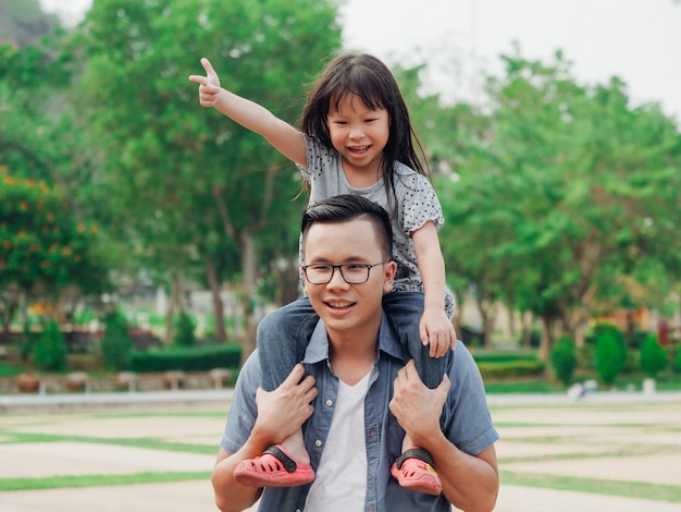 Ojciec i córka bawić się w parku, Szczęśliwy ojca dnia pojęcie.