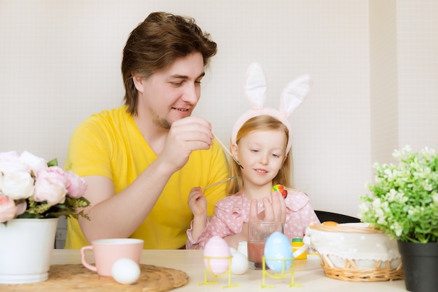 Ojciec i córka, malowanie jajek na Wielkanoc