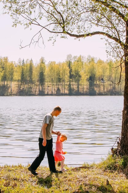Ojciec I Córka Spędzają Czas W Wiosennym Parku