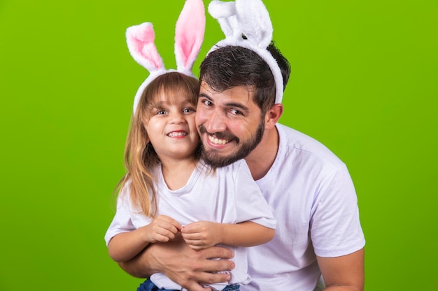 Ojciec i córka z króliczymi uszami na reklamę wielkanocną