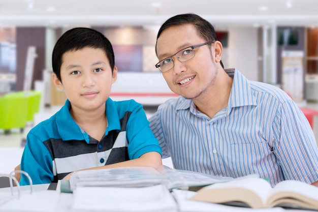 Ojciec i dziecko studiują razem w kawiarni