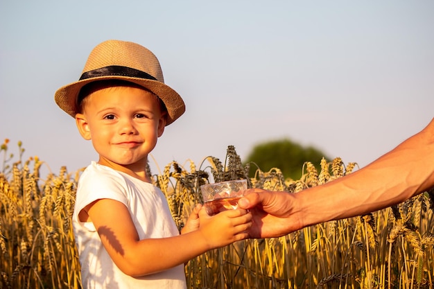 Ojciec i dziecko ze szklanką wody Selektywne skupienie Kid