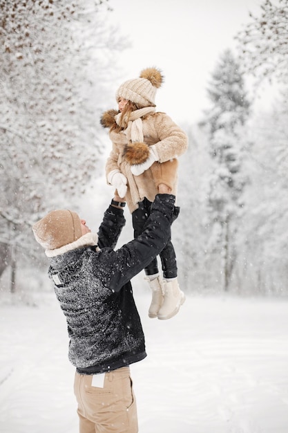 Ojciec I Jego Córeczka Bawią Się Na świeżym Powietrzu W Zimowy Dzień
