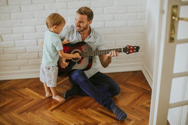 Ojciec I Mały Syn Z Gitarą