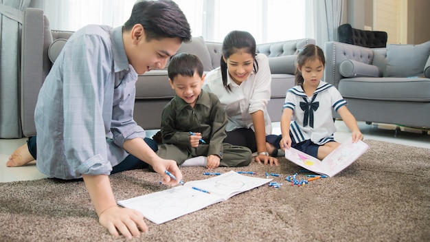 Ojciec I Matka Uczą Dzieci Odrabiania Lekcji W Domu