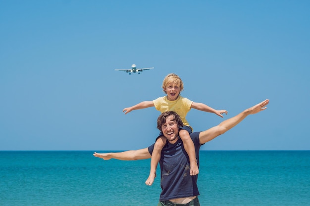 Ojciec i syn bawią się na plaży, obserwując lądujące samoloty. Podróżowanie samolotem z koncepcją dzieci
