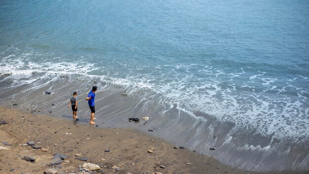 Ojciec I Syn Bawią Się Na Plaży W Pobliżu Portu Rybackiego