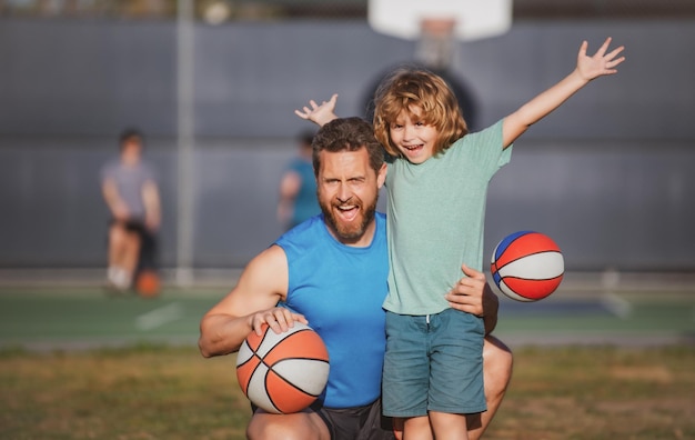 Ojciec i syn cieszący się sportową koszykówką na świeżym powietrzu dzieciństwo i koncepcja rodzicielstwa weekend sport człowiek f