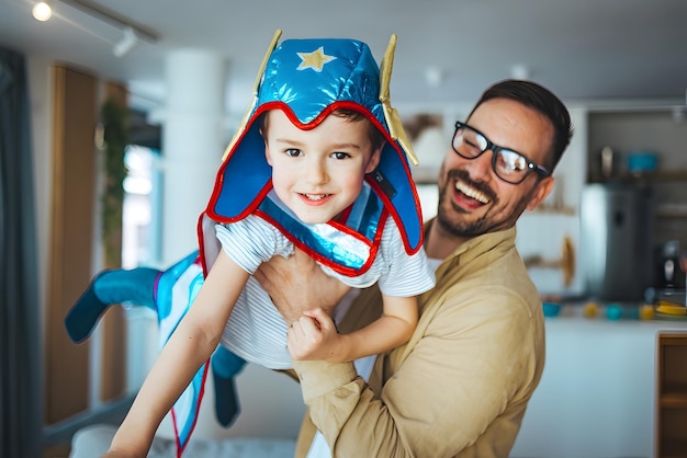 Ojciec i syn grający w kostiumy superbohaterów Szczęśliwa rodzina Dzień Ojca