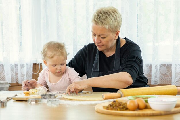 Zdjęcie ojciec i syn na stole.