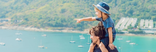 Ojciec i syn na tle przylądka promthep i plaży yanui phuket tajlandia podróżująca z