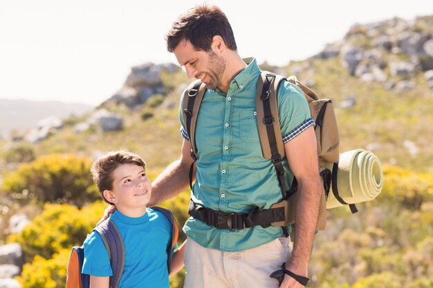 Ojciec i syn piesze wycieczki po górach