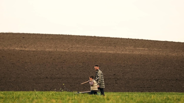 Ojciec i syn pracujący w polu