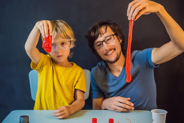 Ojciec i syn przeprowadzają eksperymenty chemiczne w domu domowe szlamy rodzinne bawią się szlamem