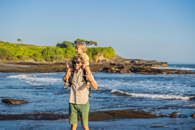 Ojciec i syn turyści na tle Tanah Lot - Świątynia na Oceanie. Bali, Indonezja. Podróżowanie z koncepcją dzieci