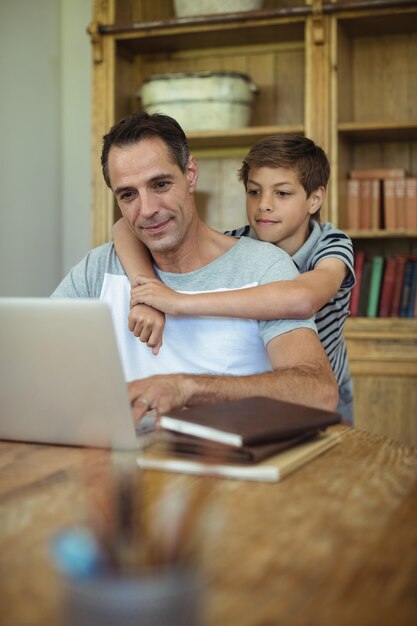 Ojciec i syn używa laptop w nauka pokoju