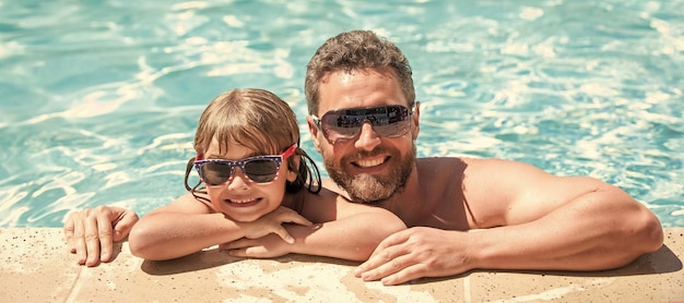 Ojciec i syn w banerze na basen z miejscem na kopię szczęśliwa rodzina taty i małego chłopca bawią się
