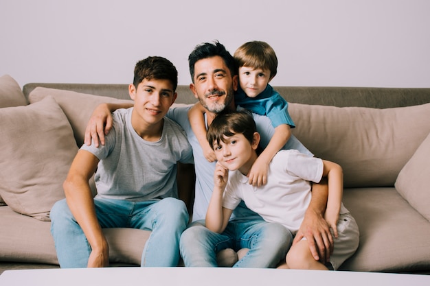 Zdjęcie ojciec i synowie na kanapie w dzień ojca