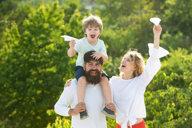 Ojciec matka i syn kemping tata mama i jego syn dziecka bawią się na tle nieba szczęśliwe dziecko wi