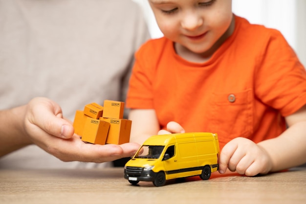 Ojciec pokazuje chłopcu, jak działa dostawa zamówień Biznes domowy Zamówienia wysyłkowe Przemysł logistyczny Transport towarowy Usługi dostawcze „ostatniej mili” Przeprowadzki domowe
