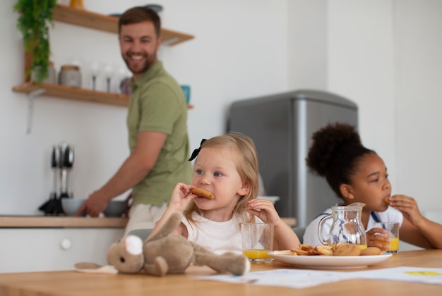 Zdjęcie ojciec spędza czas ze swoimi adoptowanymi córkami