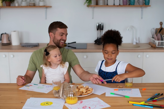 Zdjęcie ojciec spędza czas ze swoimi adoptowanymi córkami