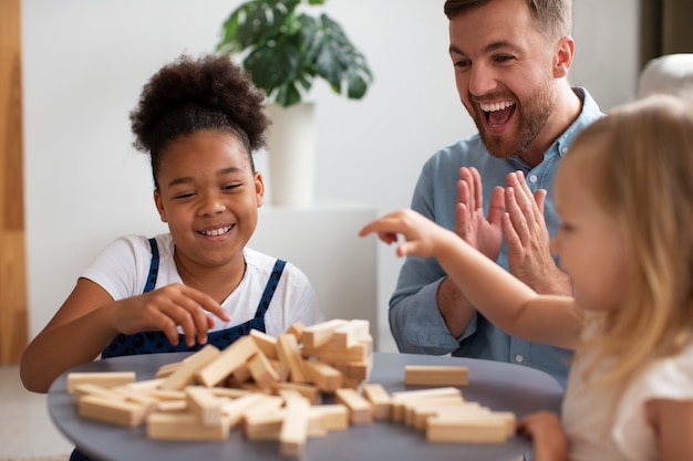 Ojciec Spędzający Czas Ze Swoimi Adoptowanymi Córkami