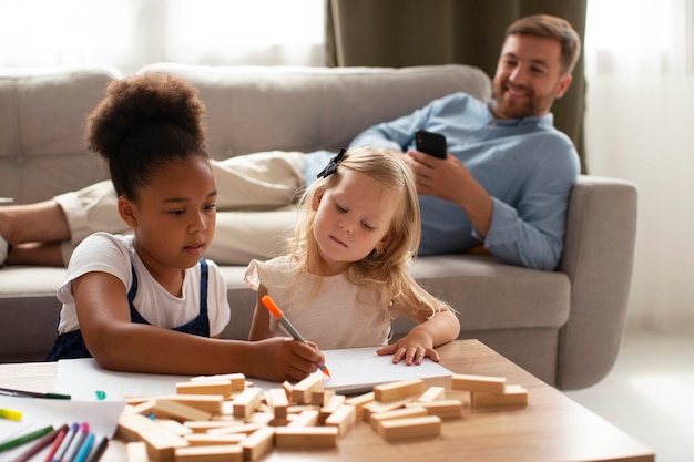 Zdjęcie ojciec spędzający czas ze swoimi adoptowanymi córkami