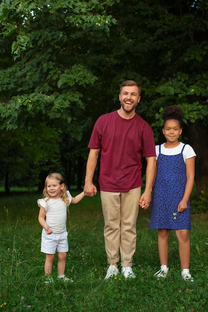 Zdjęcie ojciec spędzający czas ze swoimi adoptowanymi córkami